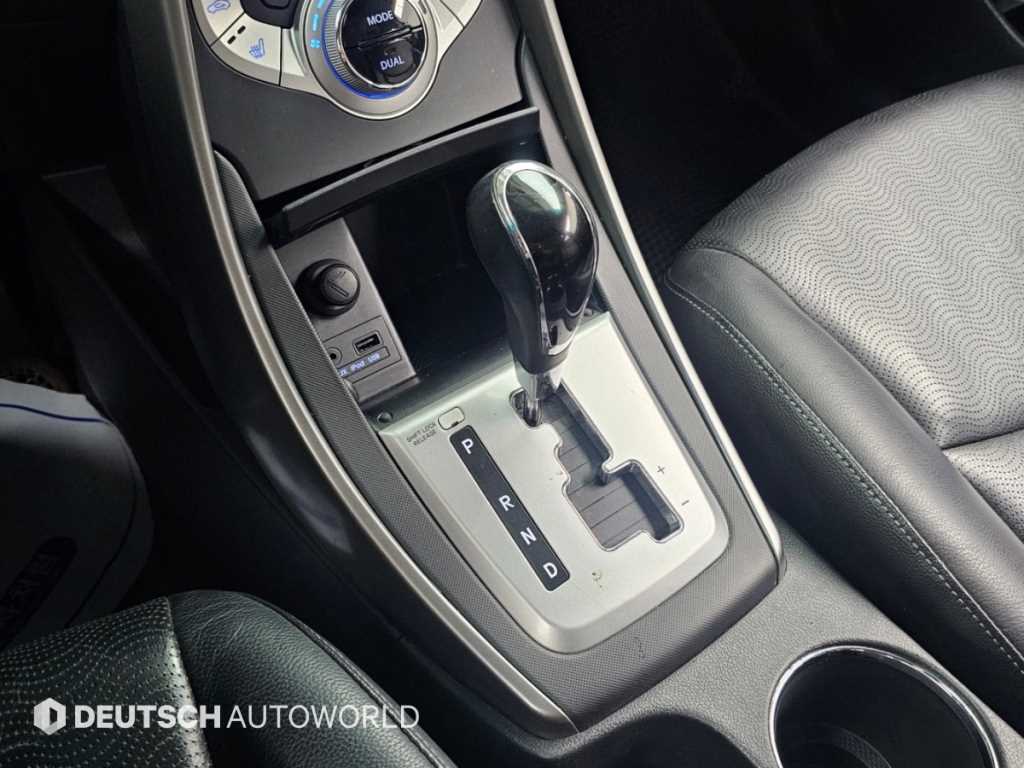 Hyundai Avante — photo 09