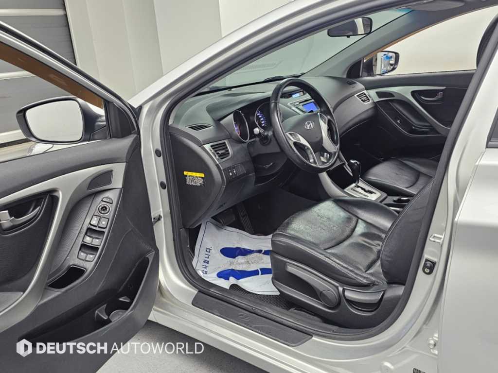 Hyundai Avante — photo 11
