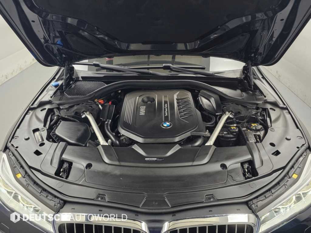 BMW 7-Series — photo 07