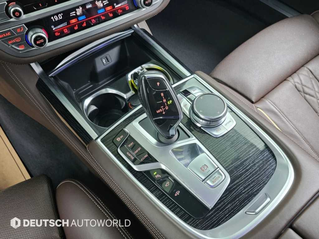 BMW 7-Series — photo 10