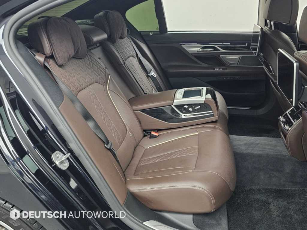 BMW 7-Series — photo 13