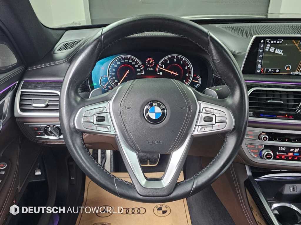 BMW 7-Series — photo 14