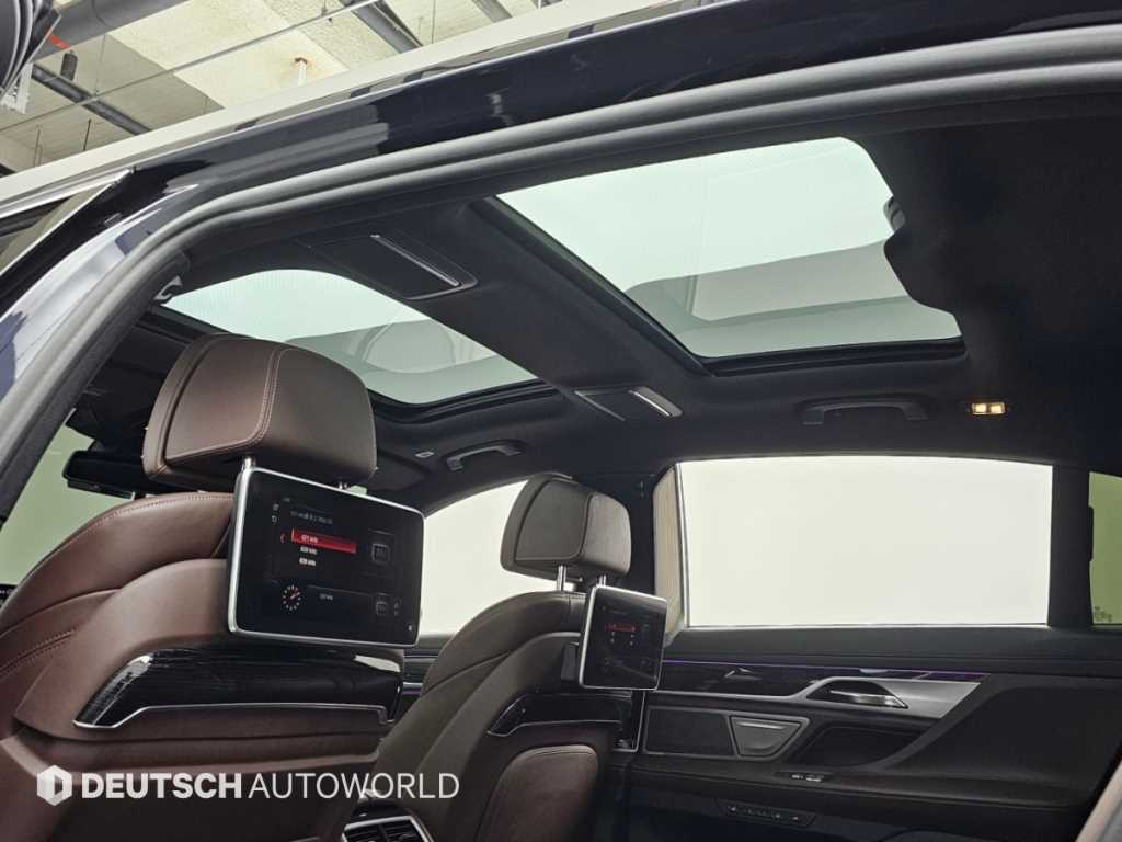 BMW 7-Series — photo 19