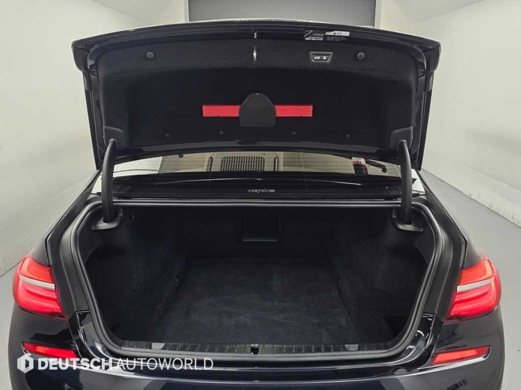 BMW 7-Series — photo 20