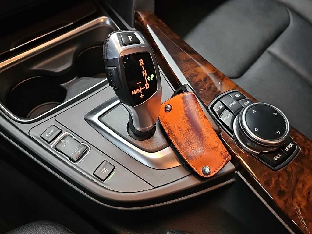BMW 3-Series — photo 08
