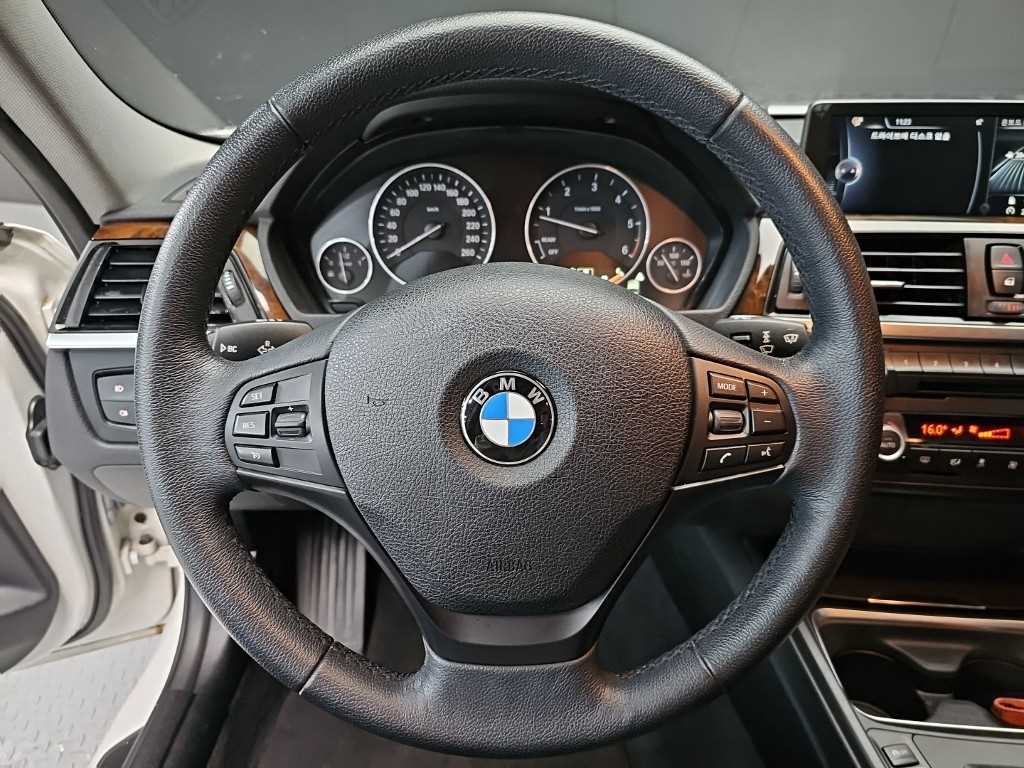 BMW 3-Series — photo 09