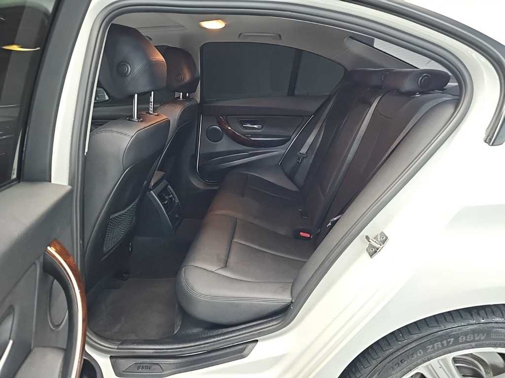 BMW 3-Series — photo 12