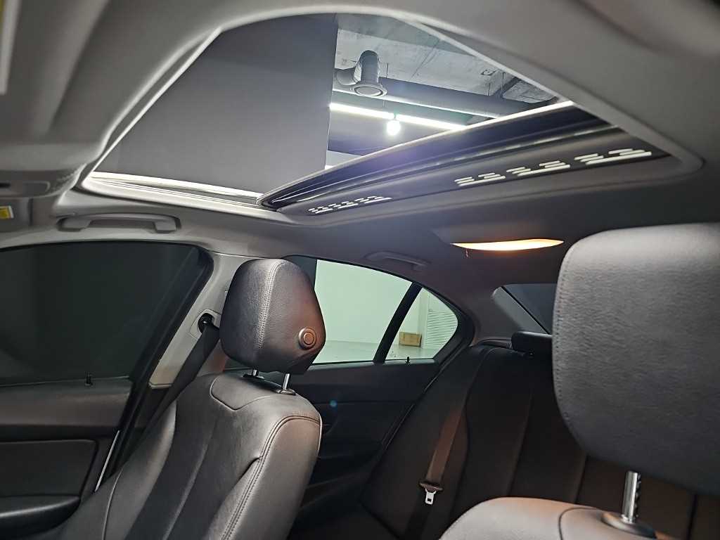 BMW 3-Series — photo 13