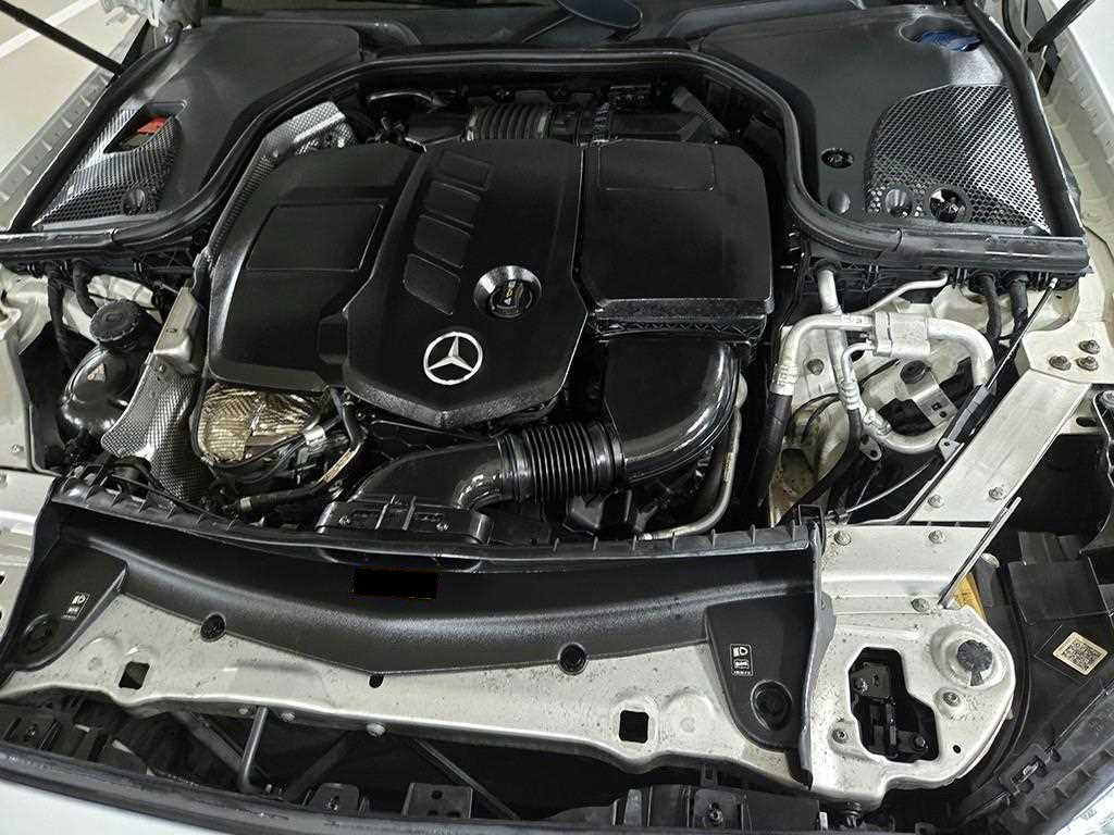 Mercedes-Benz E-Class — photo 19