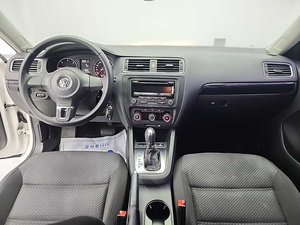 Volkswagen Jetta — photo 07