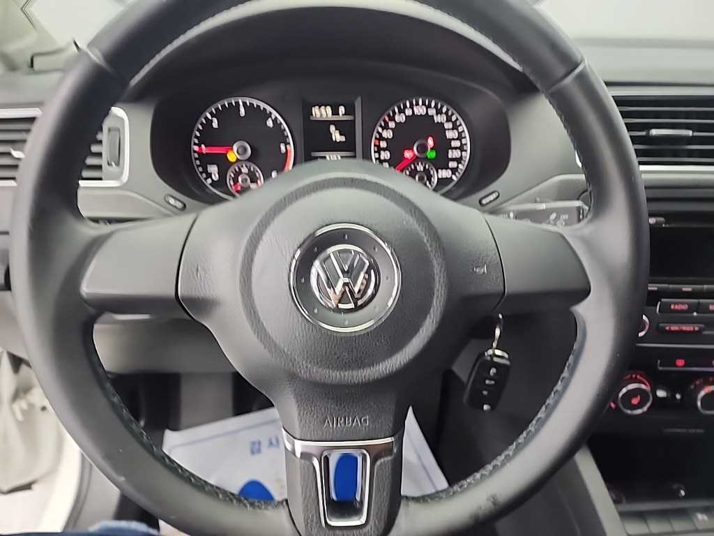 Volkswagen Jetta — photo 09