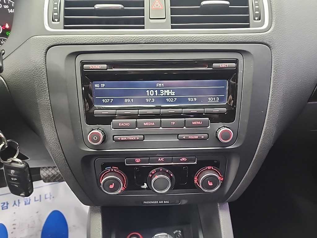 Volkswagen Jetta — photo 10