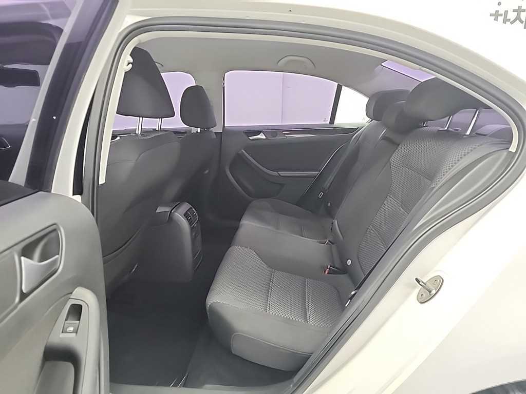 Volkswagen Jetta — photo 12