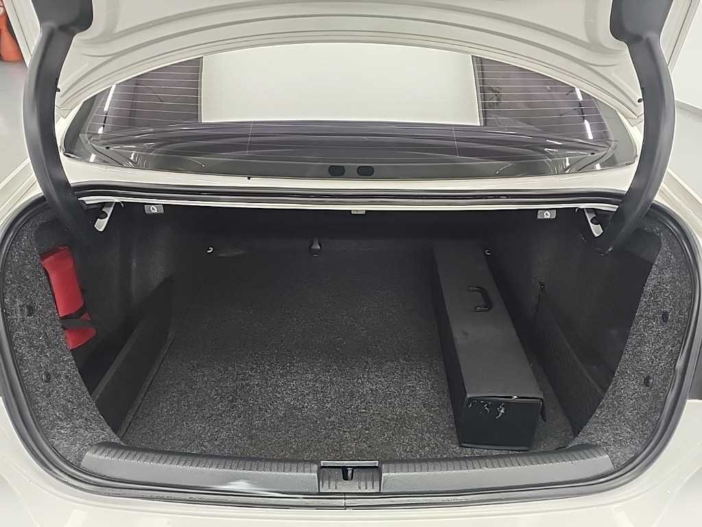 Volkswagen Jetta — photo 18