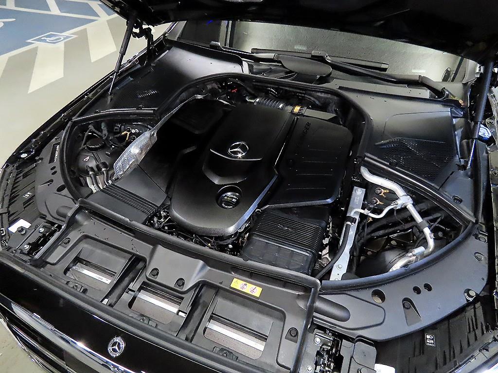 Mercedes-Benz S-Class — photo 19