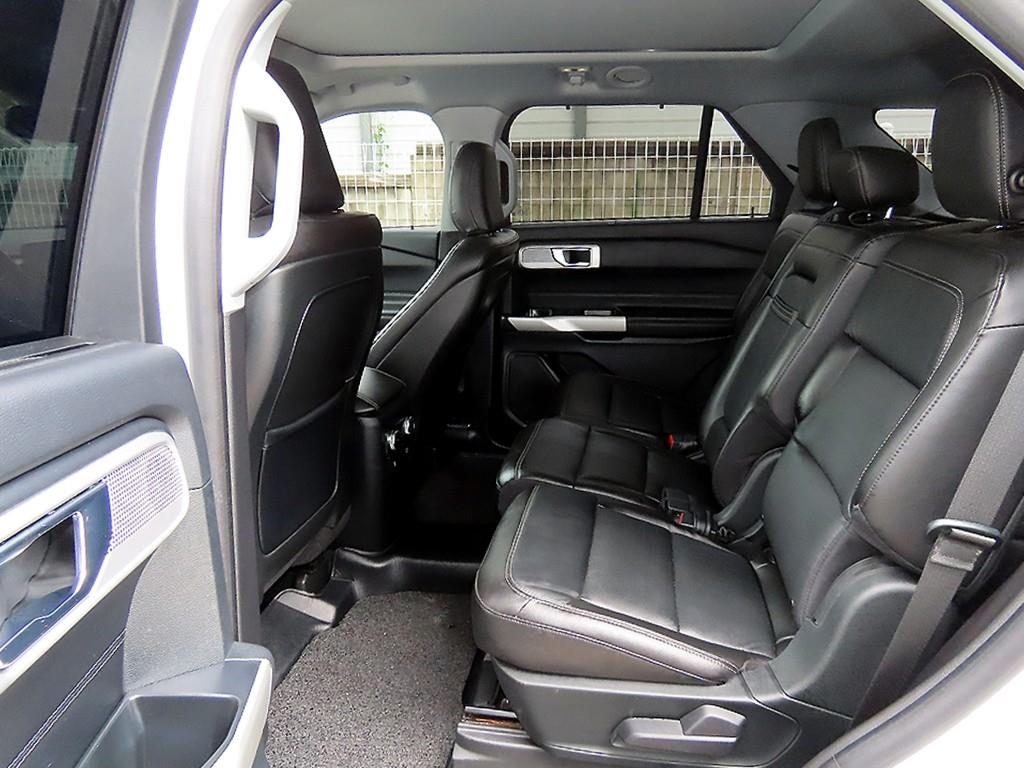 Ford Explorer — photo 06