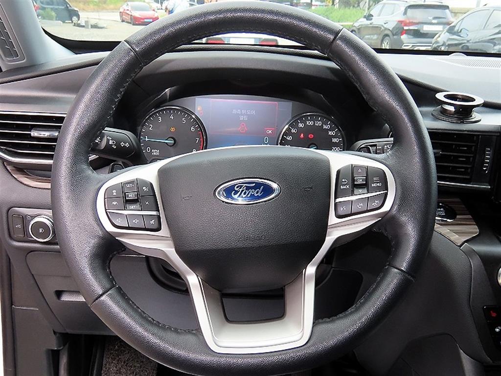 Ford Explorer — photo 08