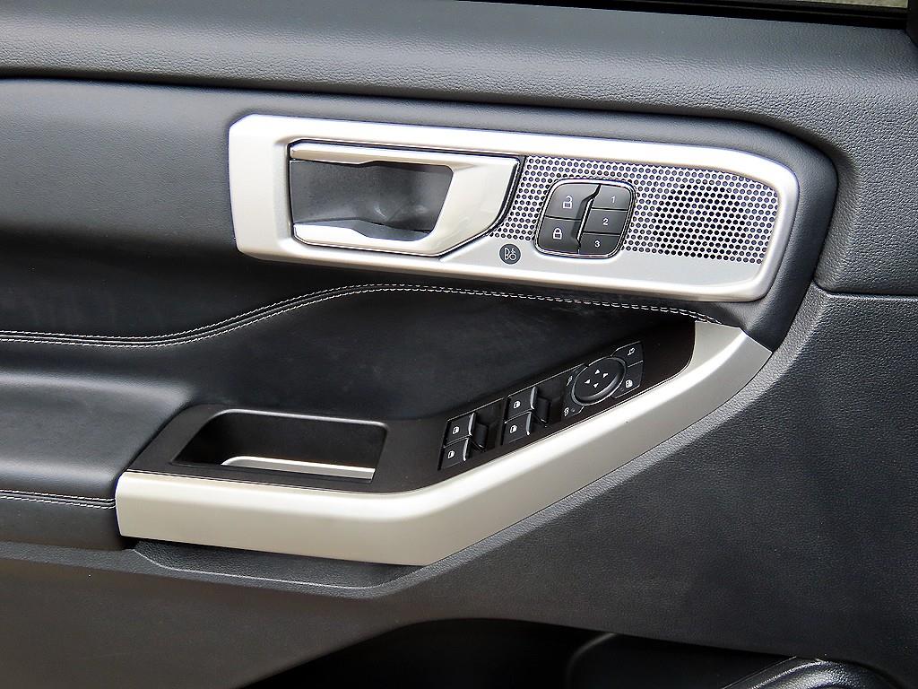 Ford Explorer — photo 11