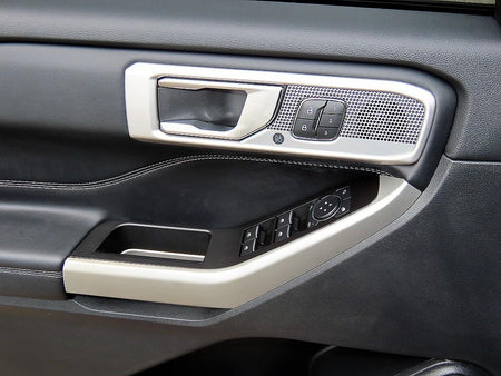 Ford Explorer — photo 11