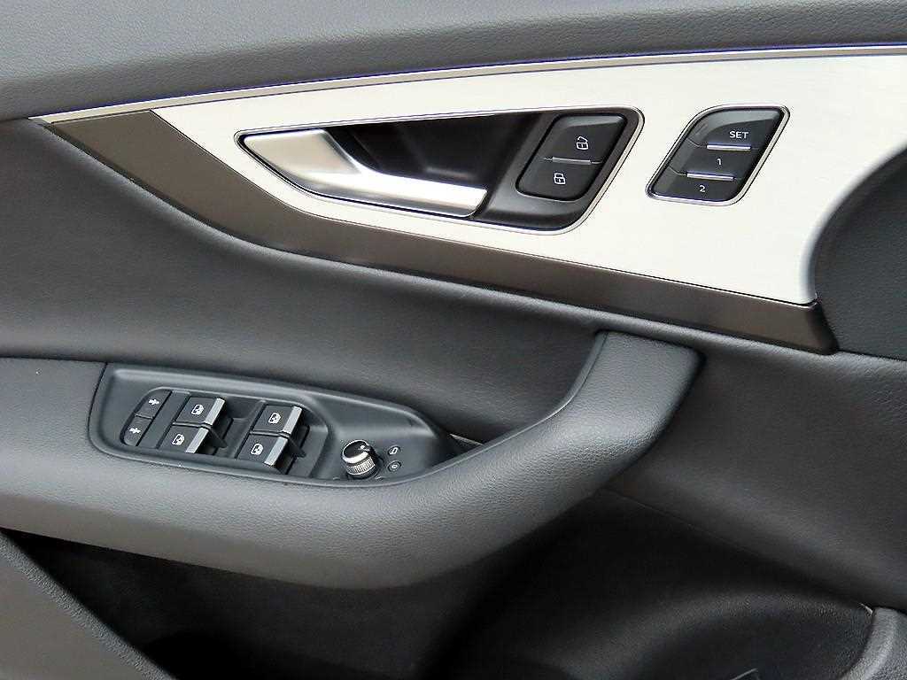Audi Q7 — photo 11