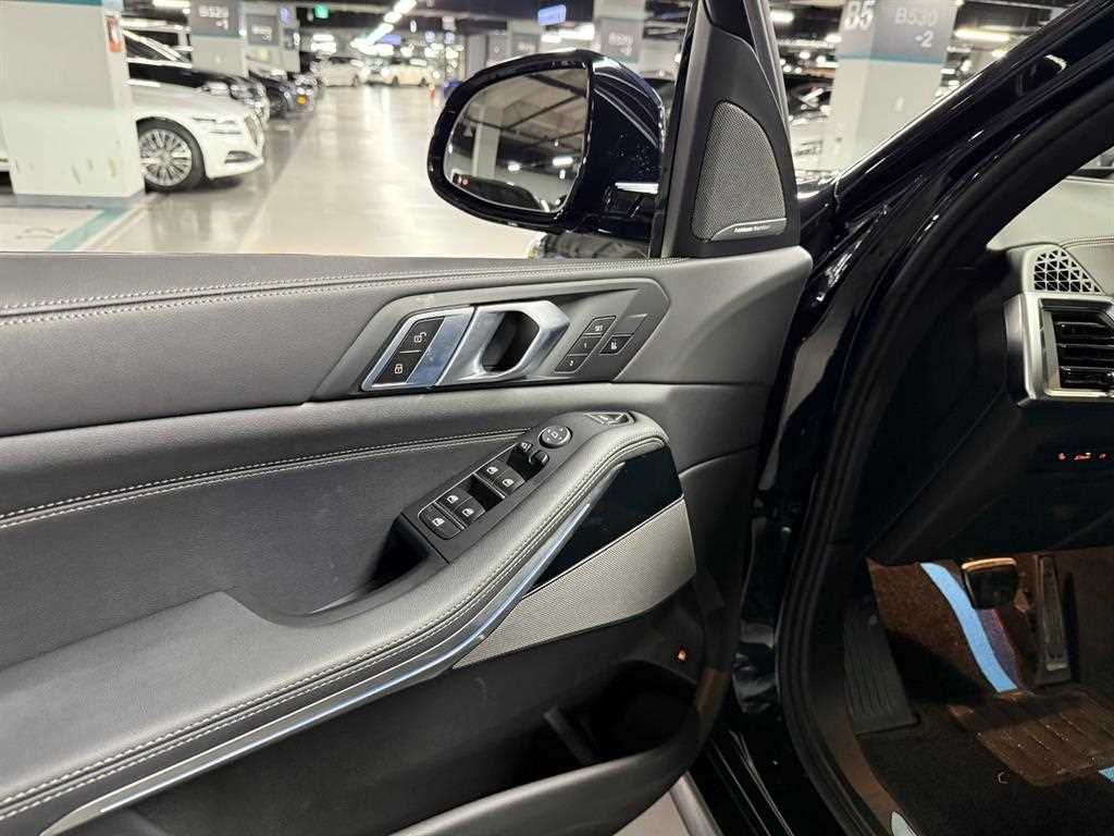 BMW X5 — photo 12