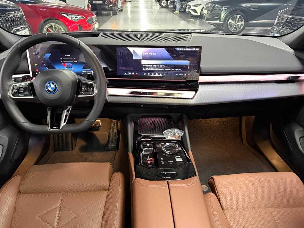 BMW 5-Series — photo 08