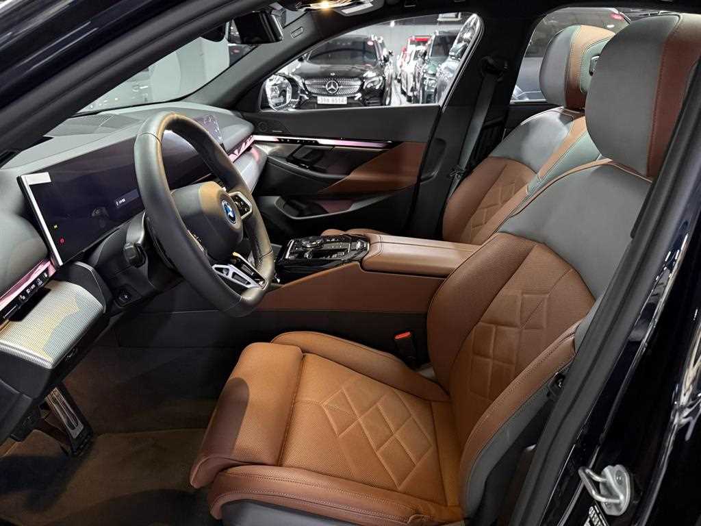 BMW 5-Series — photo 10