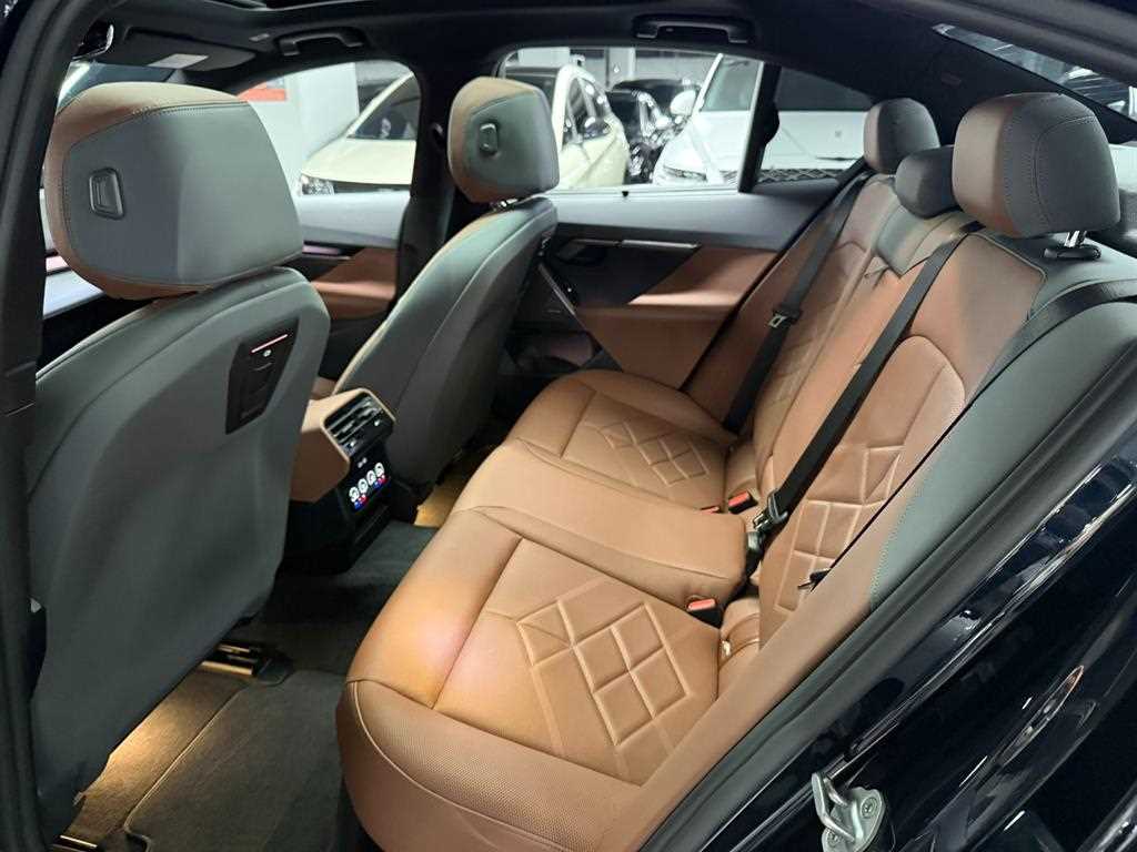 BMW 5-Series — photo 11