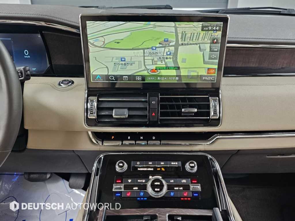 Lincoln Navigator — photo 14