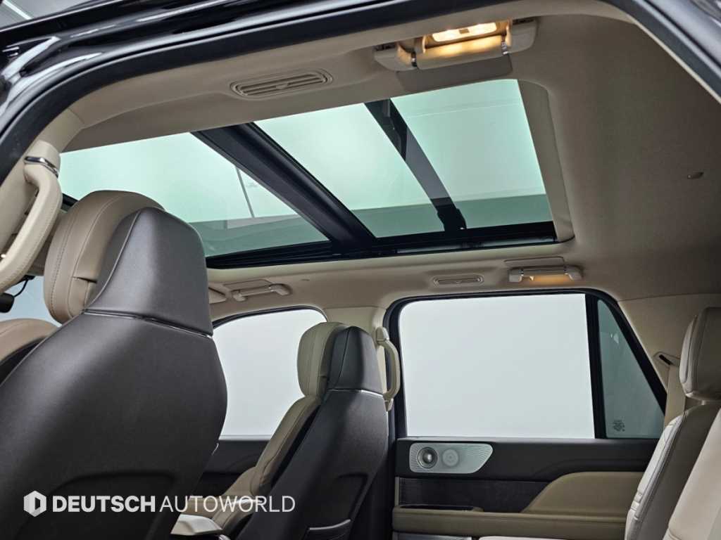 Lincoln Navigator — photo 18