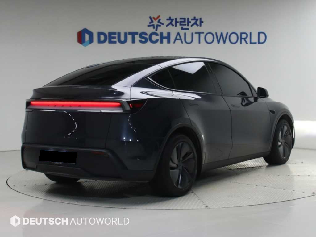 Tesla Model Y — photo 02