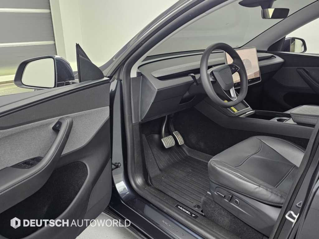 Tesla Model Y — photo 11