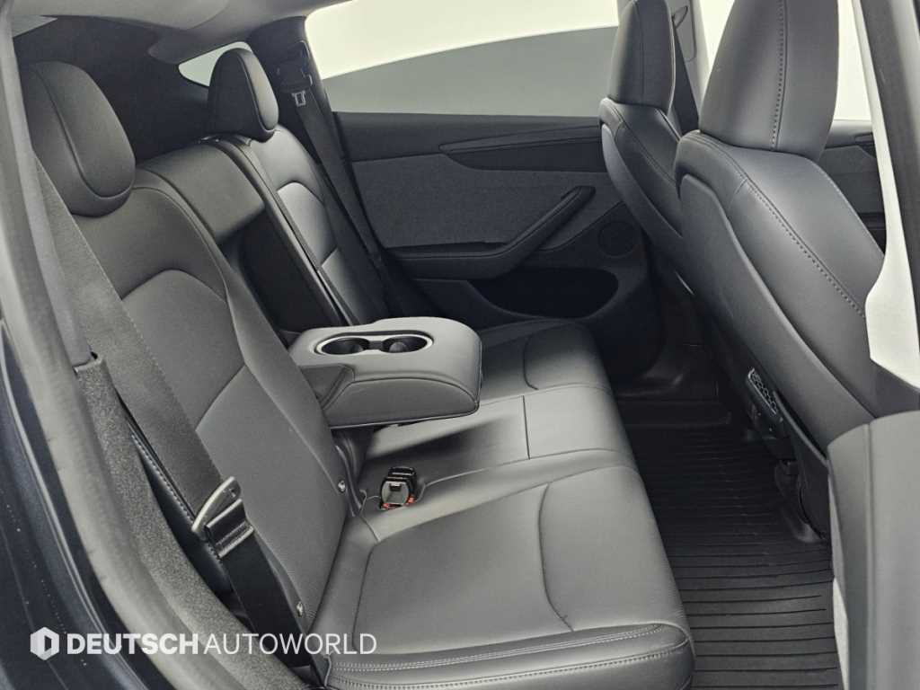 Tesla Model Y — photo 12