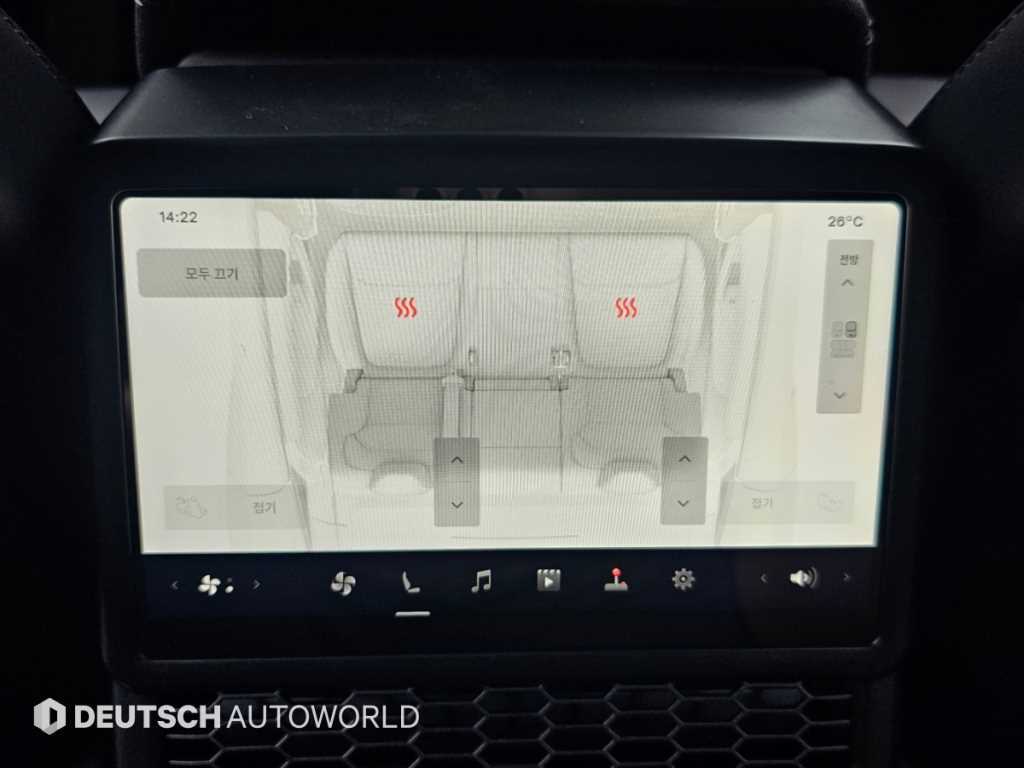 Tesla Model Y — photo 16