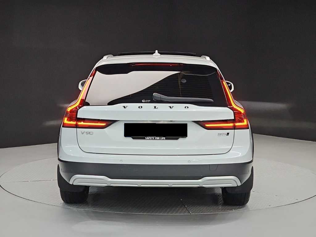 Volvo V90 — photo 03