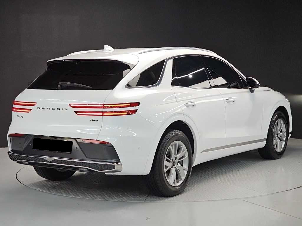 Genesis GV70 — photo 04