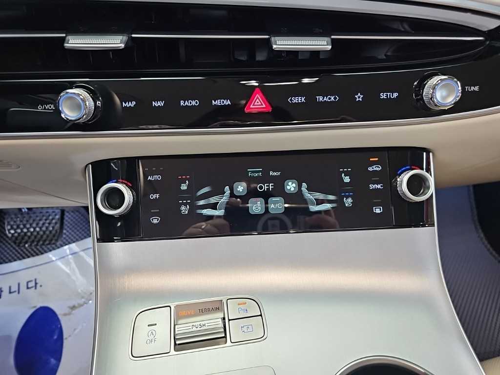 Genesis GV70 — photo 10