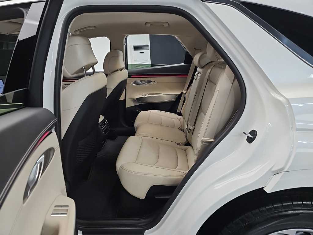 Genesis GV70 — photo 12