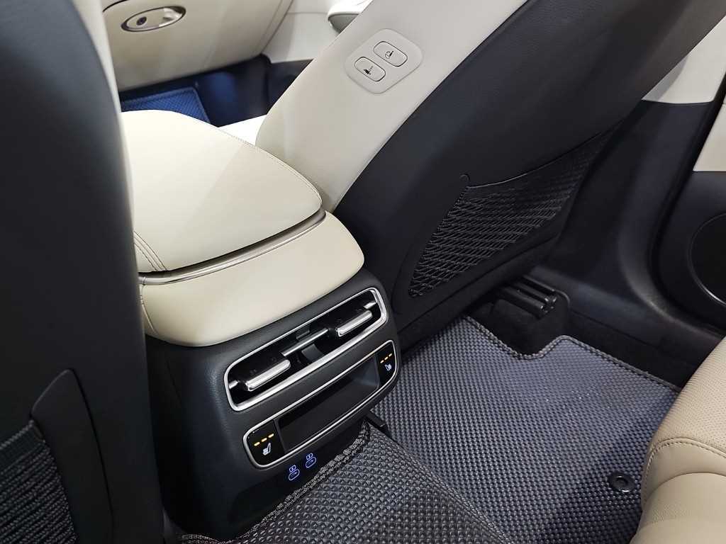 Genesis GV70 — photo 13