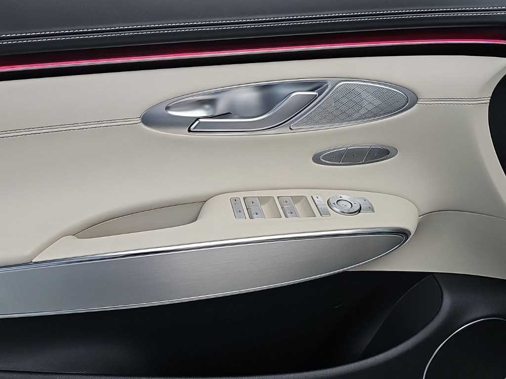 Genesis GV70 — photo 16