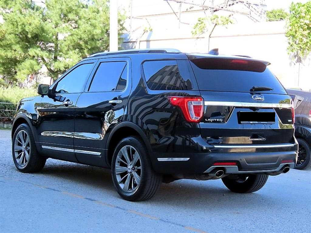 Ford Explorer — photo 03