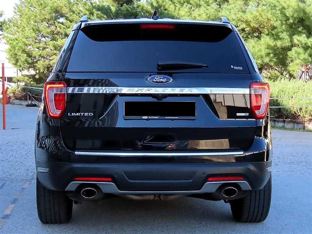 Ford Explorer — photo 04