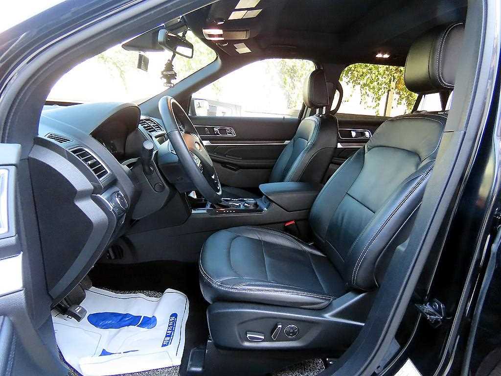 Ford Explorer — photo 05
