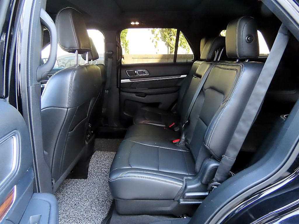 Ford Explorer — photo 06