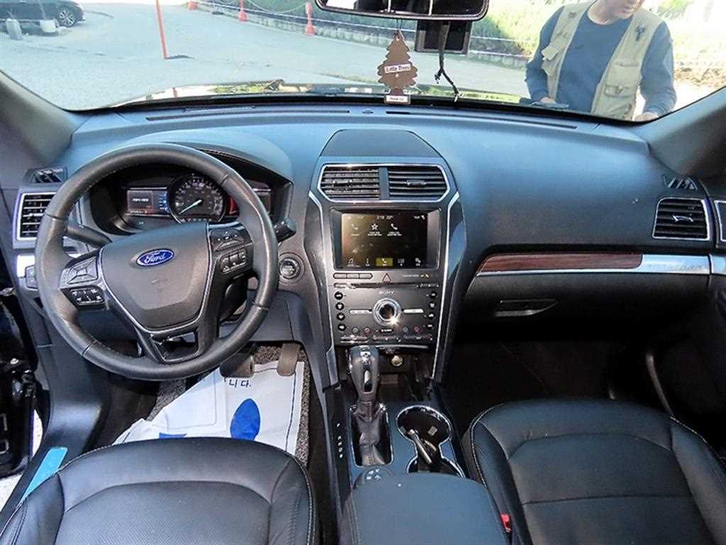 Ford Explorer — photo 07