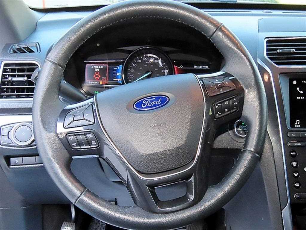 Ford Explorer — photo 08