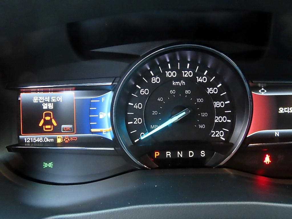 Ford Explorer — photo 09