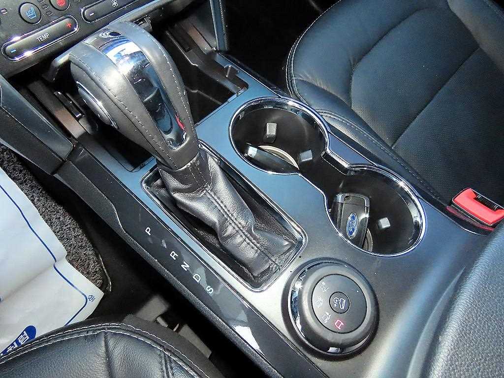 Ford Explorer — photo 10