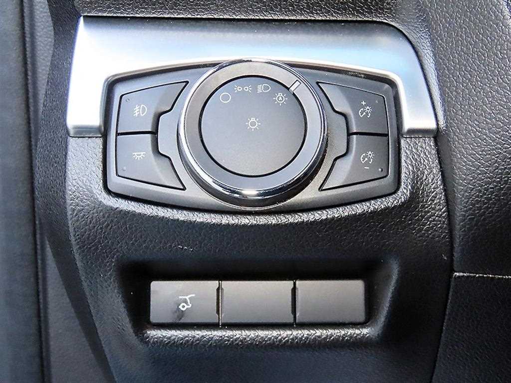 Ford Explorer — photo 12