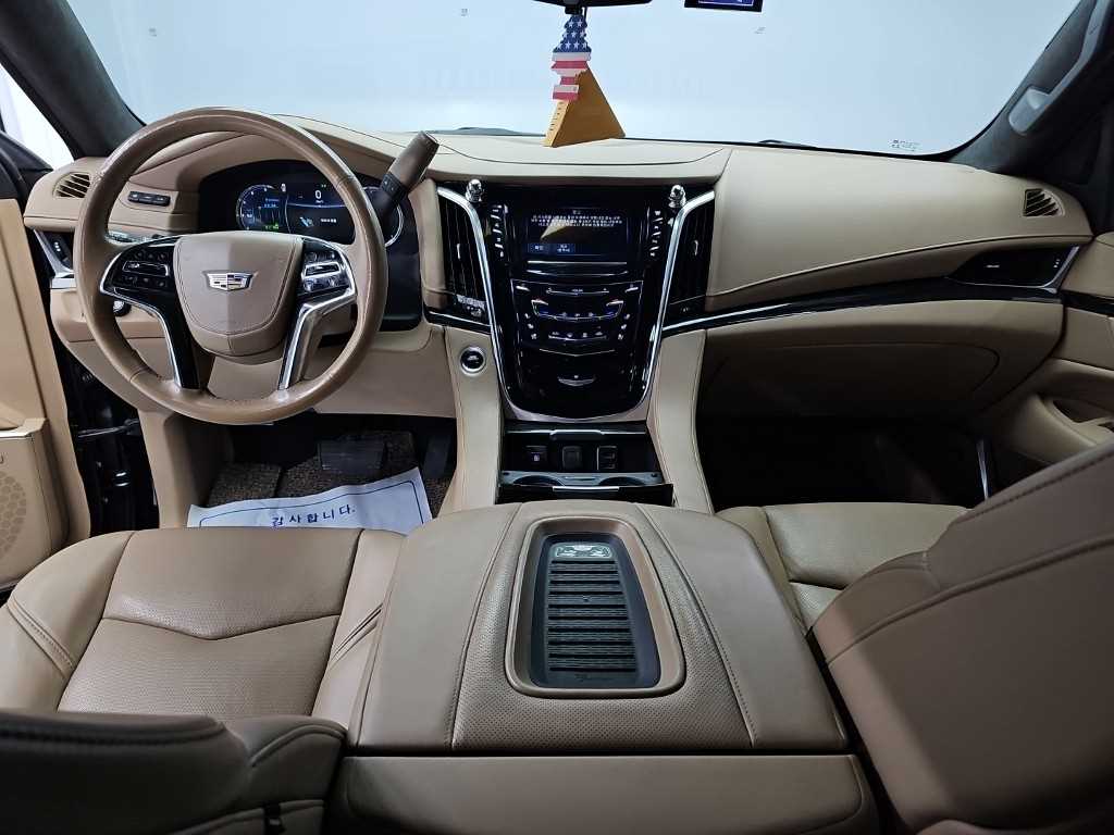 Cadillac Escalade — photo 07